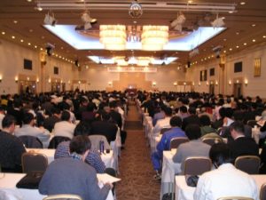 写真：400人が参加した講演会場