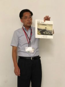 写真：葛飾北斎の美術書を説明する坂本氏