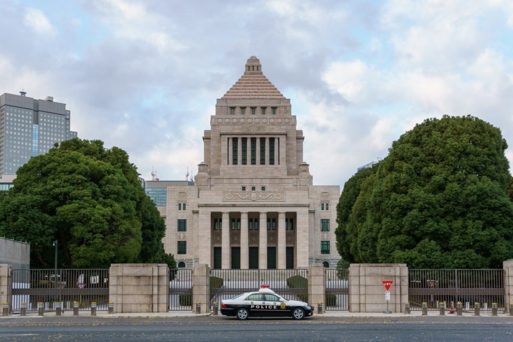 写真：国会議事堂の前にパトカーが駐車