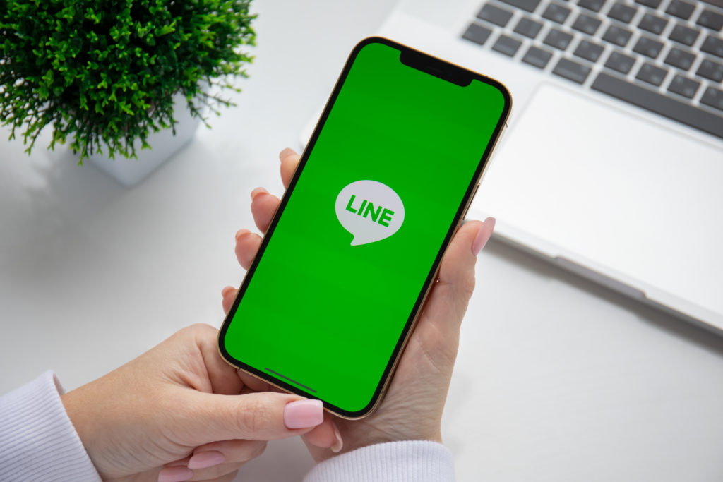 イメージ画像：スマホでLINEを操作している手元