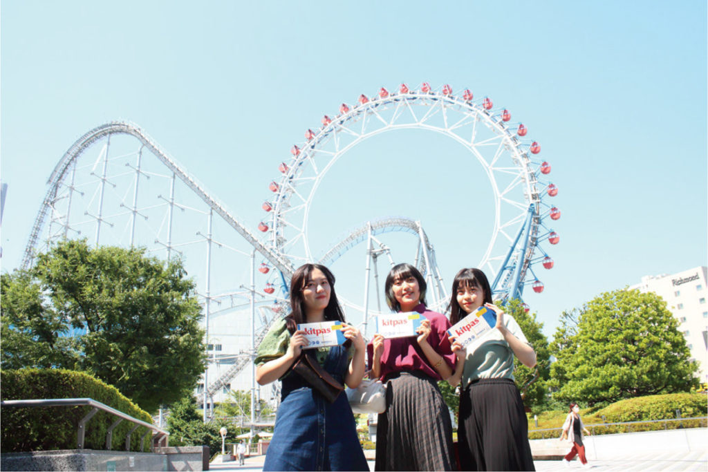 写真：観覧車の前でキットパスを持つ女性3人組