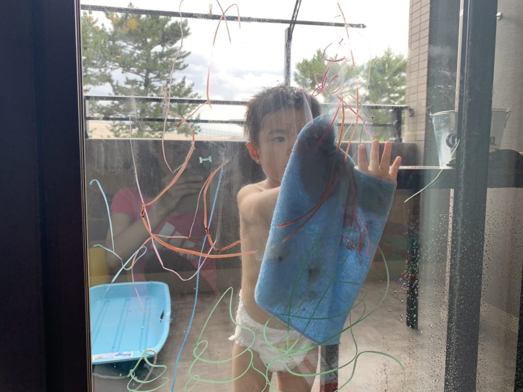 写真：らくがきを水ぶきする孫