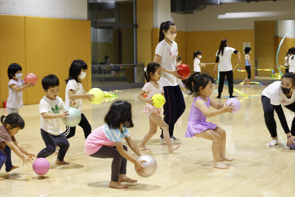 写真：ボールで遊ぶ幼児クラスの生徒