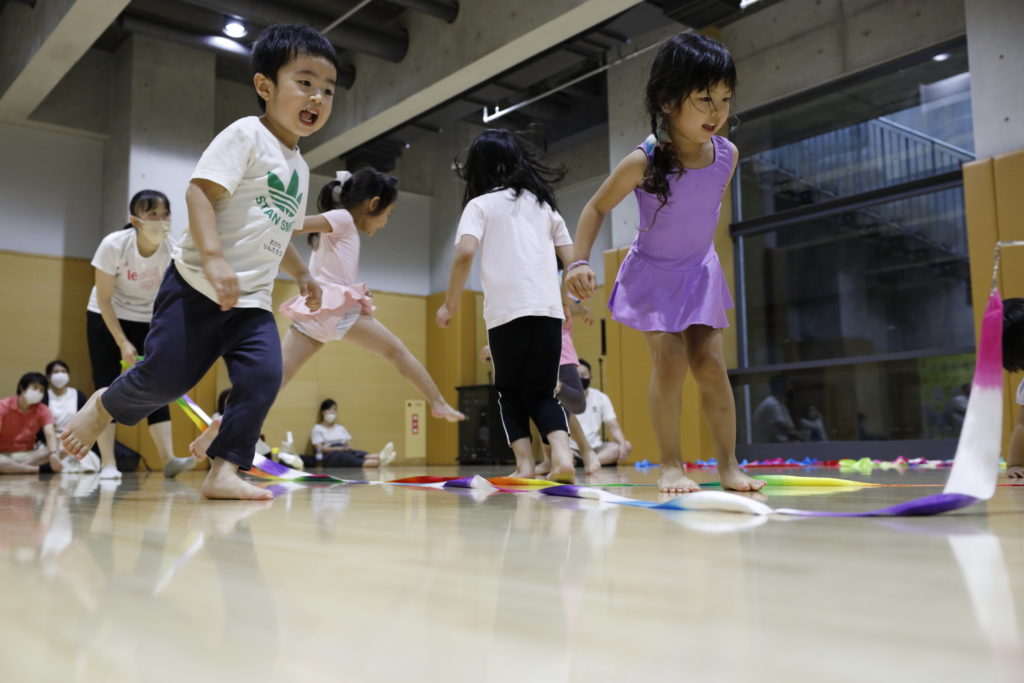 写真：リボンを飛び越える