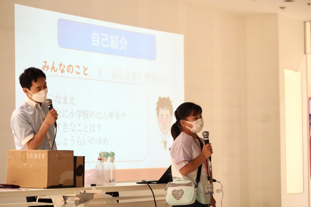 小学生が自己紹介している様子