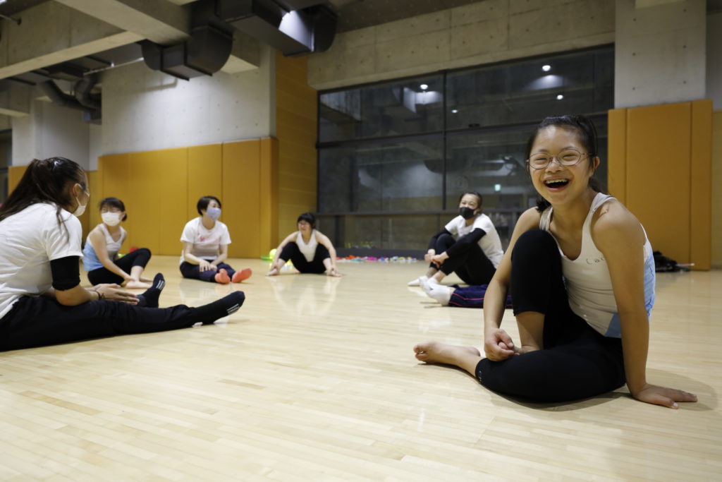 写真：障害児クラスでのストレッチ