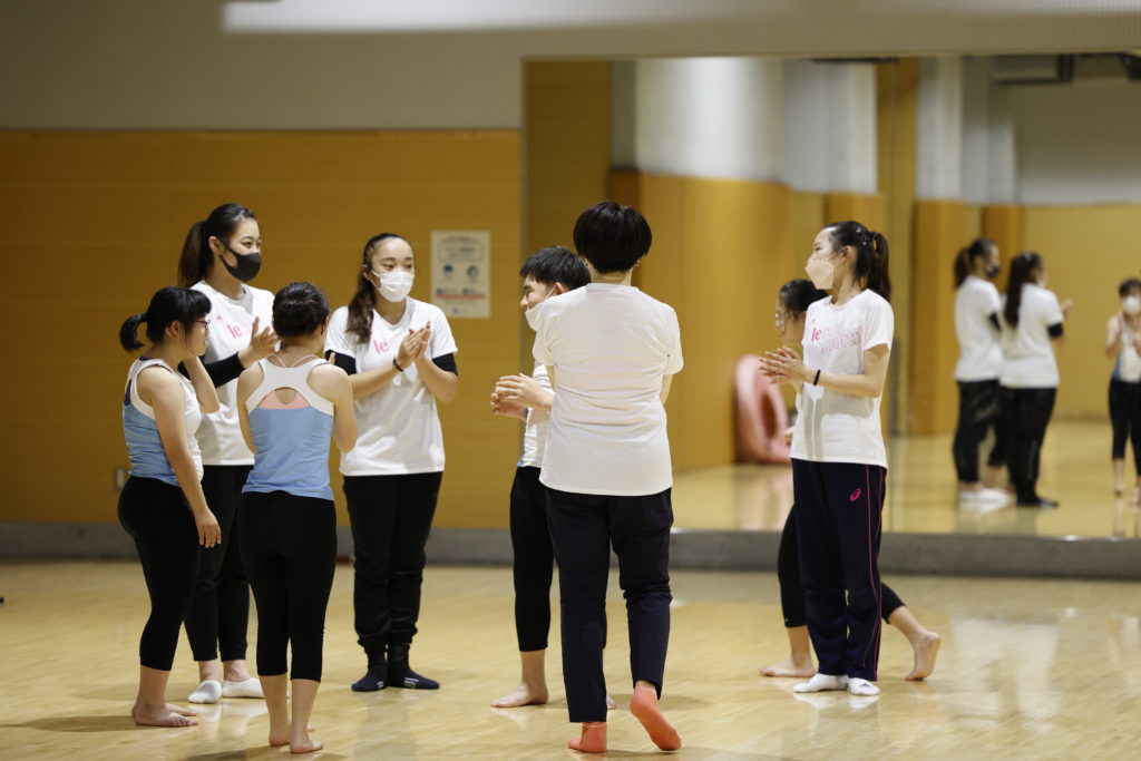 写真：輪になって拍手