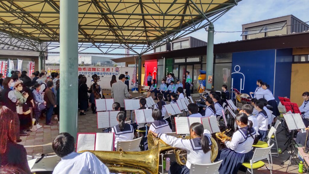 写真：吹奏楽部の中学生たちが演奏している