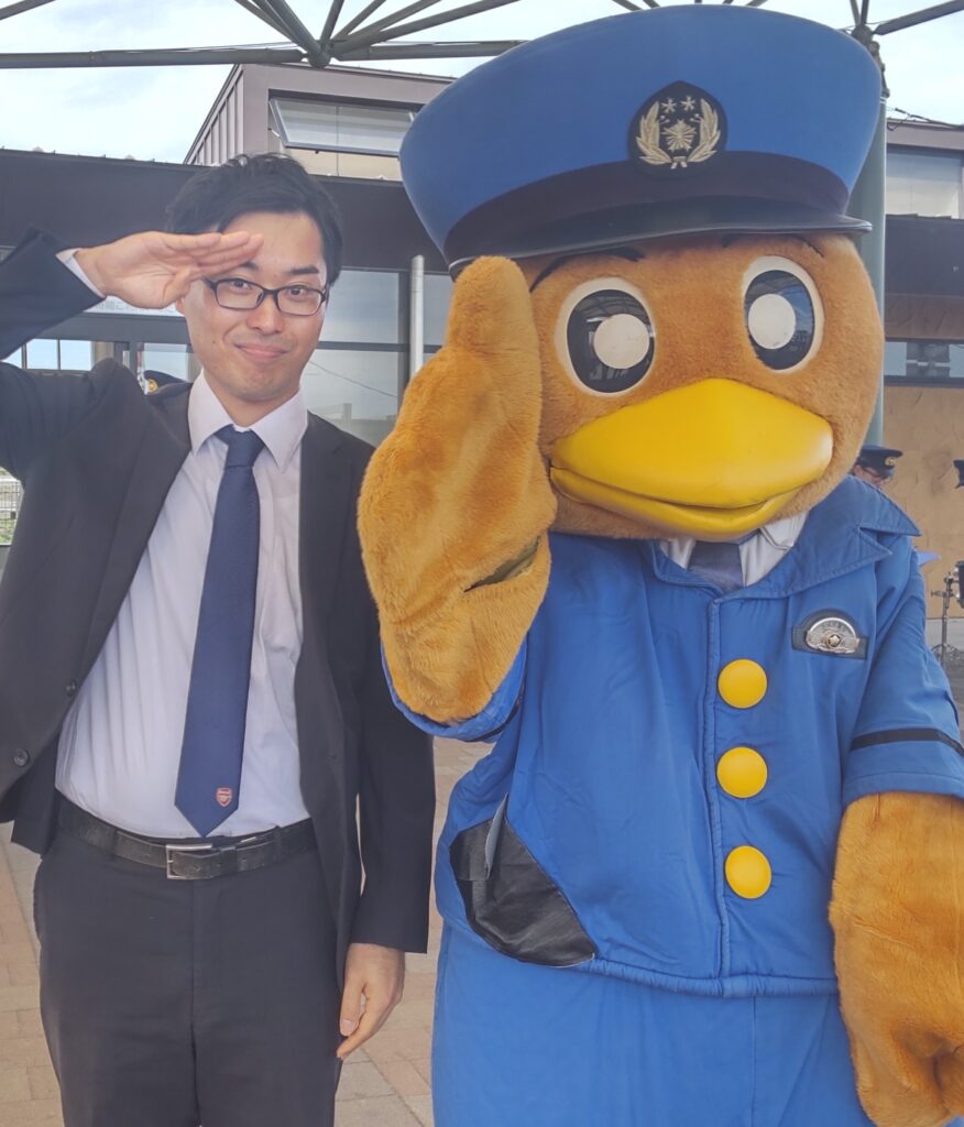 写真：茨城県警マスコットキャラクターのひばりくんと向後とのツーショット