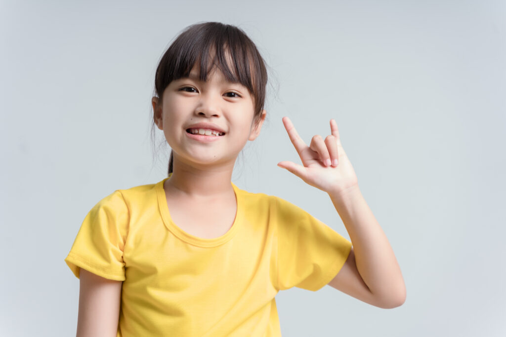 画像：国際手話 "I love you"
