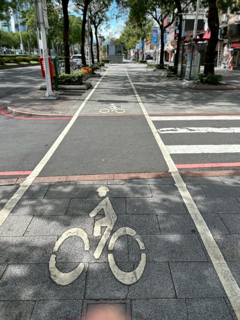 自転車道に描かれた自転車のピクトグラム。