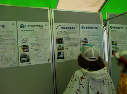 写真：会員会社ごとに紹介されているポスター