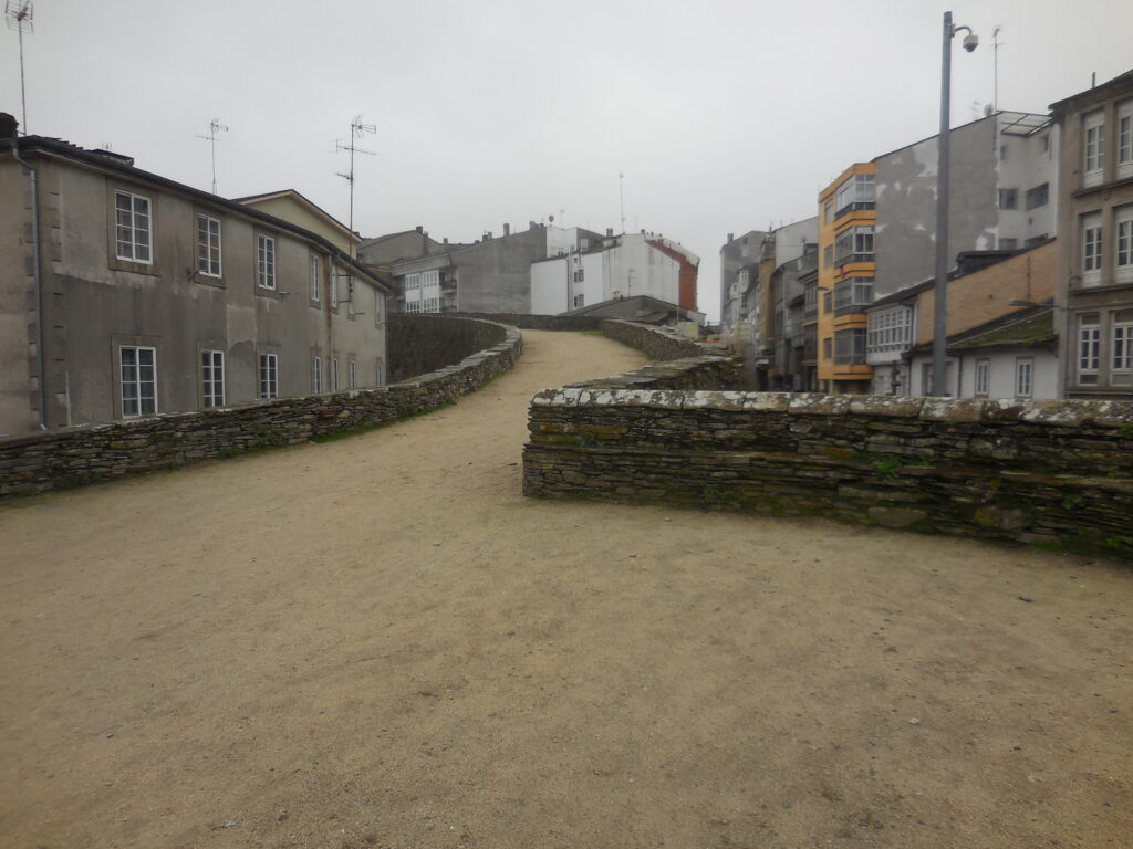 風景写真。城壁の上は段差や障害がない道