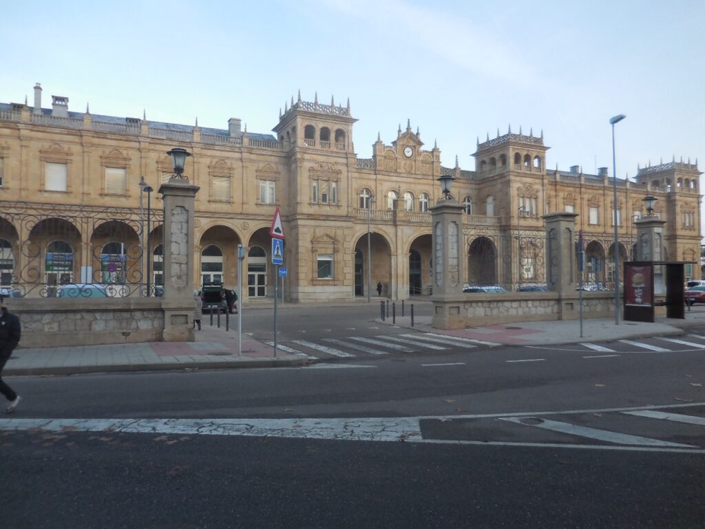 歴史的建築の外観を持つスペインの鉄道駅。装飾的なファサード（正面のデザイン）と広い入口が印象的