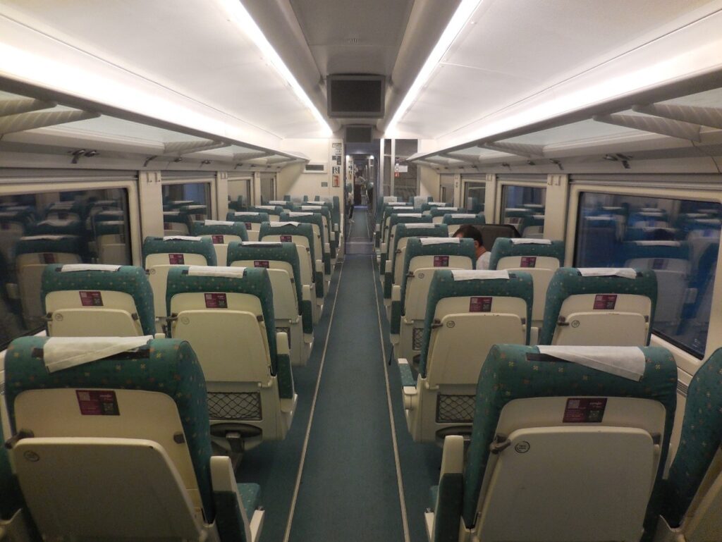 スペインの長距離列車の車内。ゆったりとした座席が整然と並び、落ち着いた雰囲気
