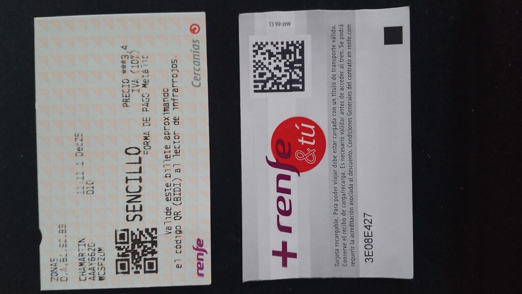 切符の比較写真。左の切符には上部に数ミリほどの切り欠き（凹み）がある