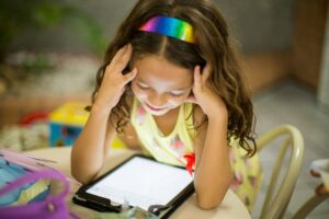 イメージ画像：タブレットを使って勉強している外国人の子ども