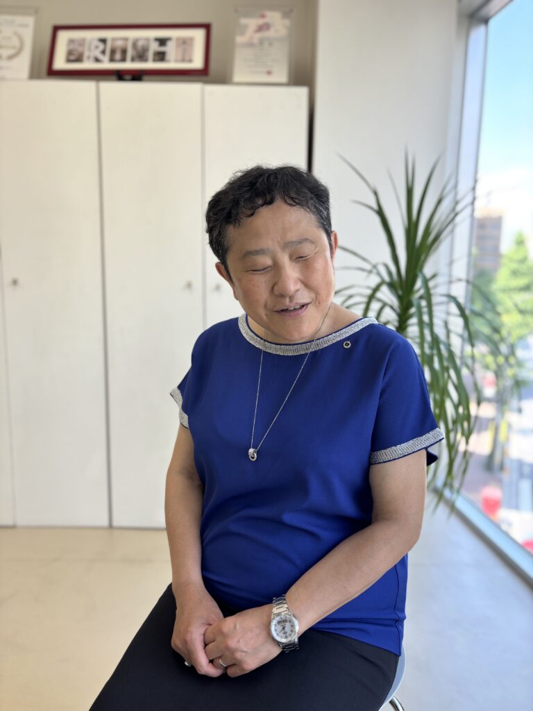 画像:青いカットソーをきている芳賀さん
