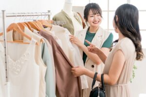 イメージ画像:お店でアドバイスしてくれる店員さん