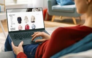 イメージ画像:ネットショッピングを楽しんでいる女性