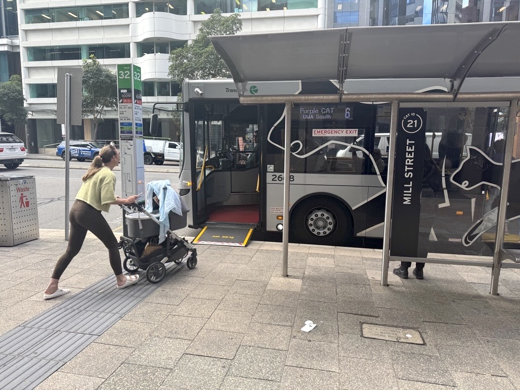 ノンステップバスのスロープでベビーカーを押して乗車