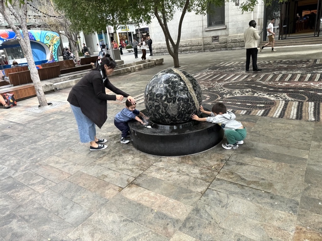 水遊びできるボール型のモニュメント「クーゲル・ファウンテン（浮動球噴水）」