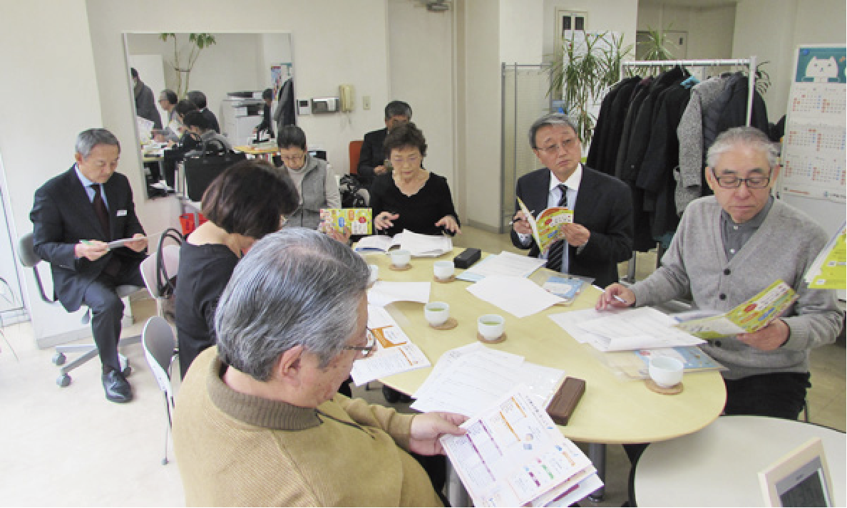 写真。高齢者モニター調査の様子。