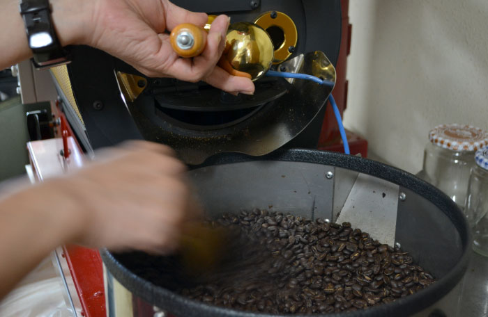 写真：コーヒー豆の焙煎作業