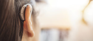 イメージ画像：補聴器をつけている女性