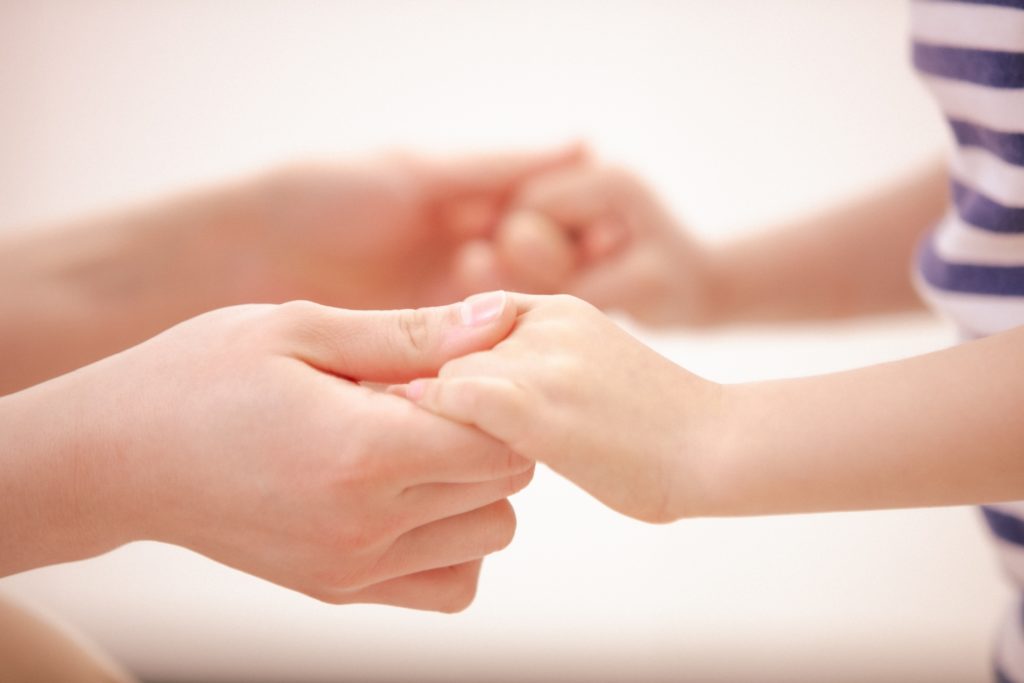 イメージ画像：大人と子どもがつなぐ手