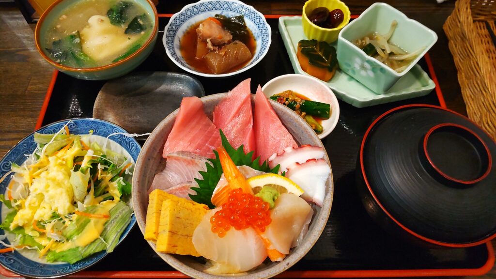 写真：海鮮丼と小鉢、味噌汁
