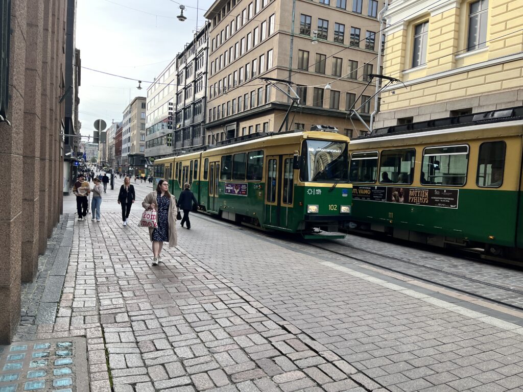 ヘルシンキの街の様子。路面電車が行き交い、道路は全て石畳ででこぼこしている。点字ブロックは見受けられない